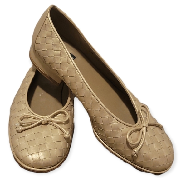 Stuart Weitzman Shoes - 𝅺STUART Weitzman Gold Ballet Flats Size 7W